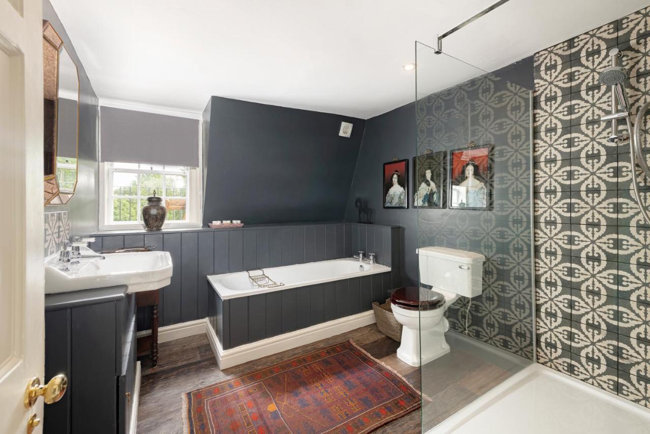 Apartment With Private Parking Bath